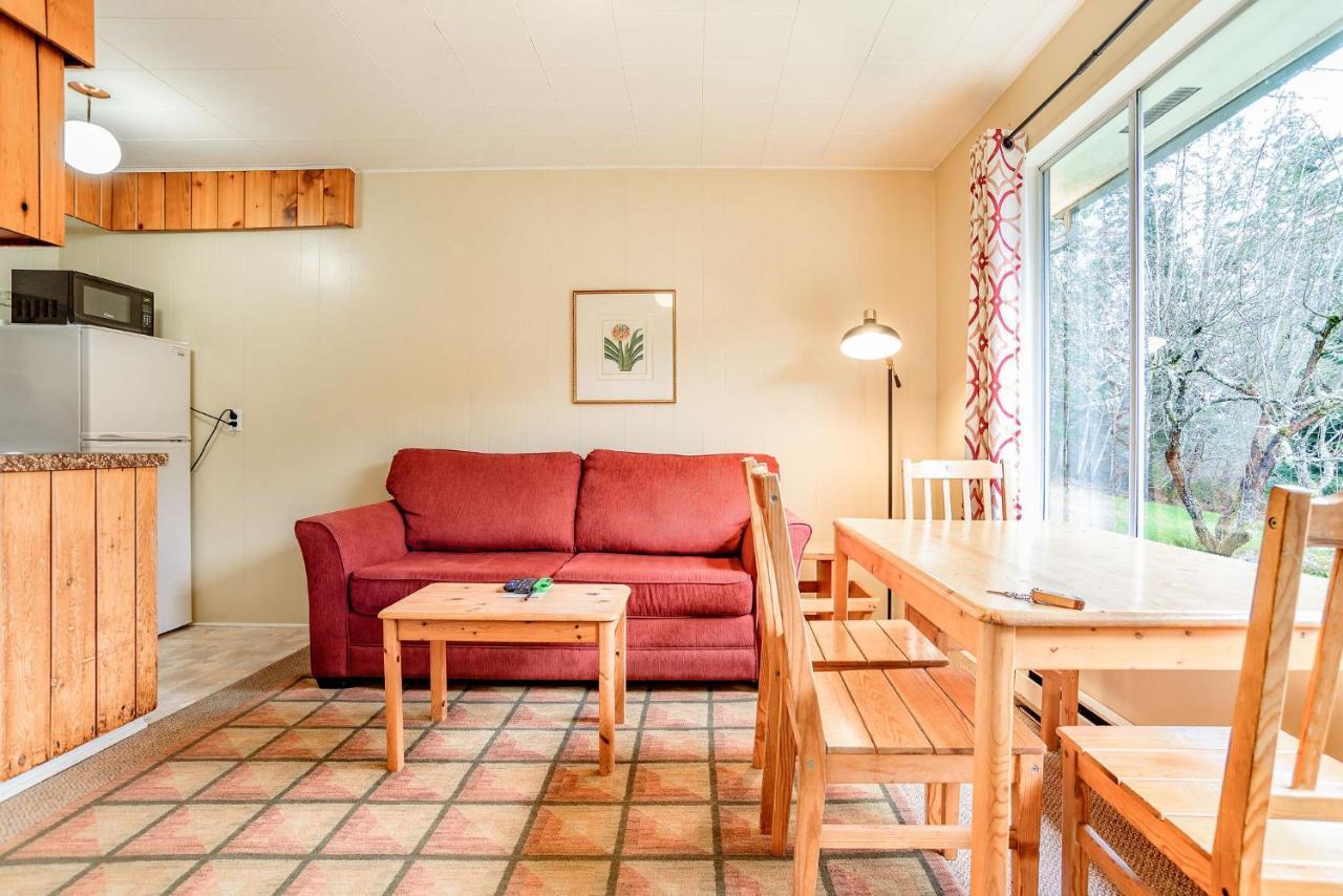 Green Acres Lakeside Resort Salt Spring Island Ganges Exterior photo